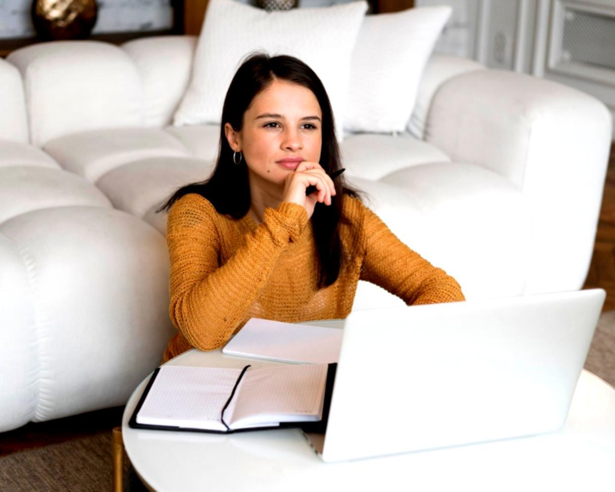 Espace de travail avec documents financiers et ordinateur