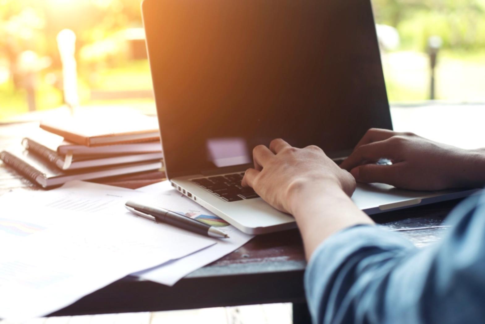 Sessions de formation en groupe avec analyse de cas pratiques